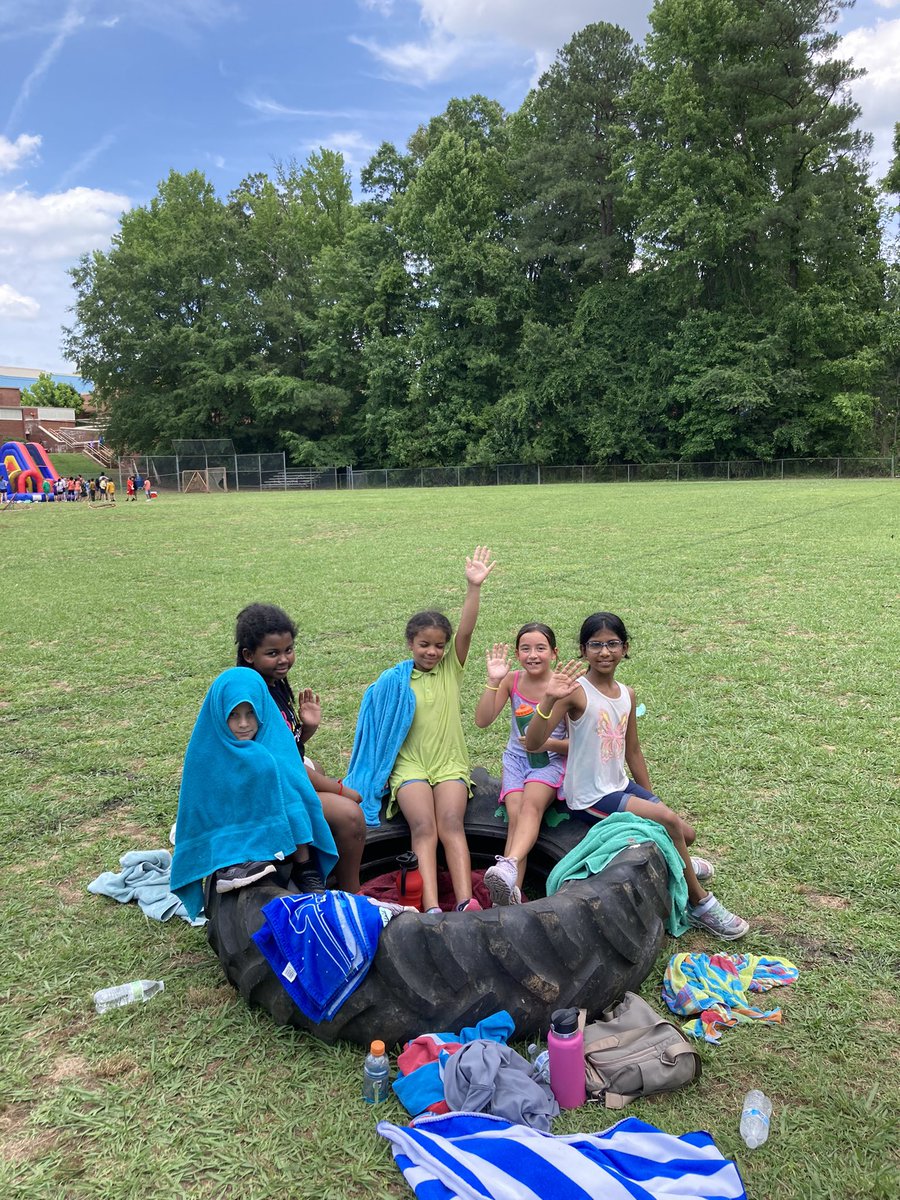 cary_elementary's tweet photo. 2nd-5th grade field day LOTS of fun! ☀️ 💦 🏃‍♀️ https://t.co/H007EImaeE