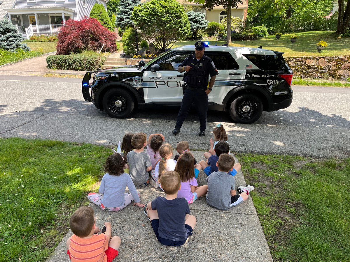 We had a special visitor at BBC today! Thank you Officer Mario for showing off your police cruiser and answering all our questions!🚓 <a href="/kpoissonbbc/">Kristen Poisson</a> @HopedalePolice