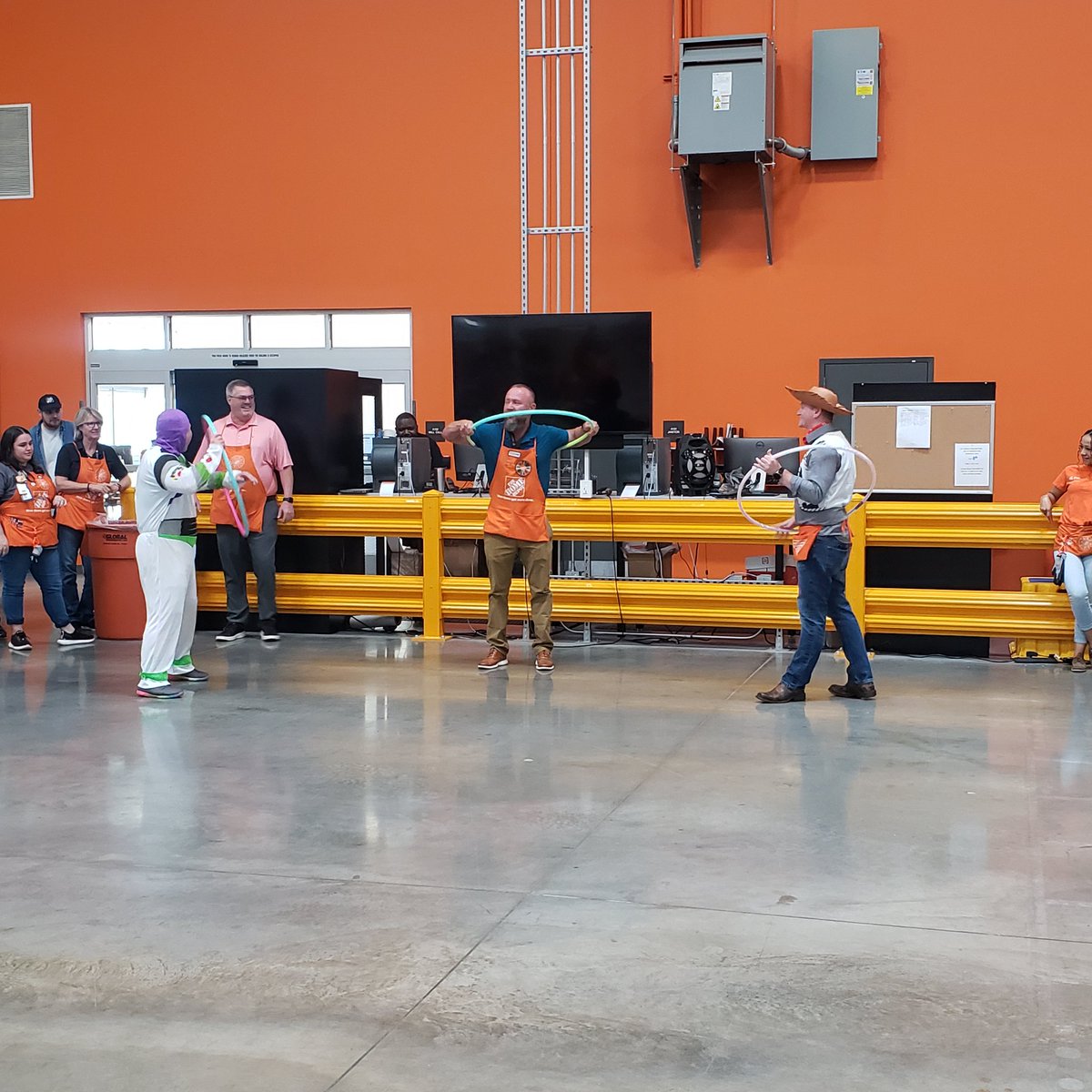 Amazing Disney day with our amazing associates and leaders having a great time. Who said you couldn't have fun a work. @JonSekelsky <a href="/RyanMoore5855/">Ryan Moore</a> <a href="/kmcgee32/">Ken McGee</a> <a href="/5855DFCMDO/">DFC/MDO 5855</a> <a href="/Chad741/">Chad_D1974</a> <a href="/RafaVelaydez/">Rafa</a>