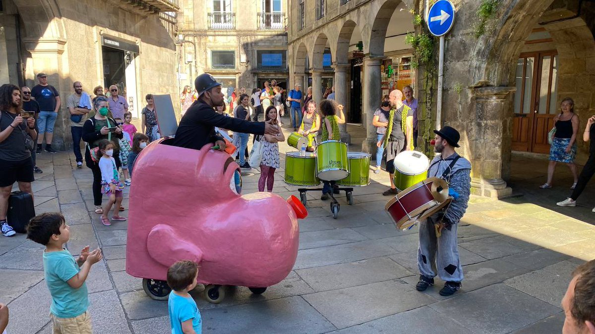 compostelaberta's tweet photo. 🛍 Hoxe arranca o #PRIMA22, unha boa ocasión para comprar no comercio local e desfrutar das actividades de rúa. Así o fixo a nosa portavoz @MLoisgonzalez
#EuMercoAquí https://t.co/aAIyy6fVbq