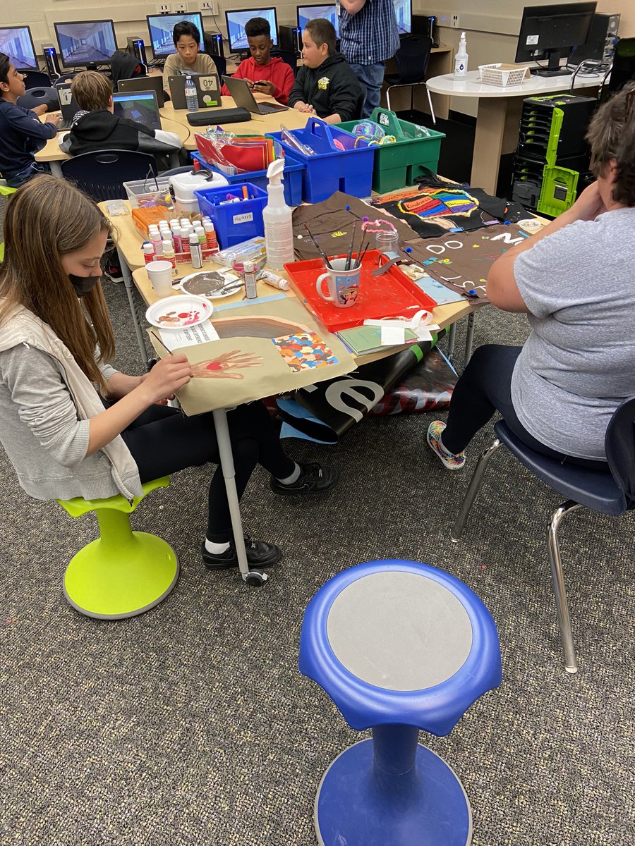 Collaboration in Greenbriar’s LLC with <a href="/MrSchuermann/">Mister Schuermann 🦋</a> and Ms. Hull to make digital portfolios! Let’s show our global competencies! <a href="/peel21/">Raymond Peel</a> <a href="/GreenbriarMS678/">GreenbriarMS</a> <a href="/anna_taormina/">Anna Taormina</a> @pdsblibraries <a href="/msmasood25/">Ozma Masood</a>