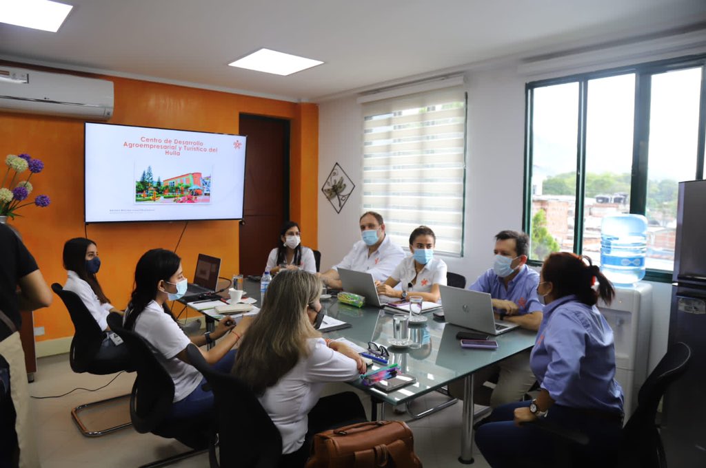 senahuila's tweet photo. Continúa el recorrido de la Directora Nacional de Formación por las sedes de la regional #Huila. En el #SENA La Plata, @NidiaJ_Gomez lideró una reunión con el equipo primario para definir acciones que fortalezcan la formación profesional integral https://t.co/vioXuhINDj