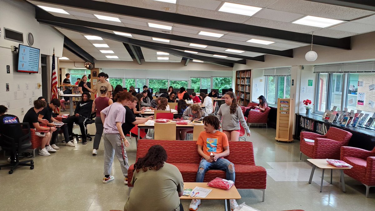 RedRaiderCT's tweet photo. The Senior Class completes a final assignment, instilling words of wisdom to leave behind for the @DerbyRedRaider classes that follow behind them. And leave a lasting impression on a very appreciative AP who will see the Class he started with walk off to start their next chapters https://t.co/Vb7bytLhSW