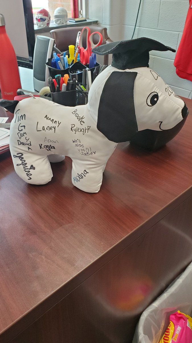 RedRaiderCT's tweet photo. The Senior Class completes a final assignment, instilling words of wisdom to leave behind for the @DerbyRedRaider classes that follow behind them. And leave a lasting impression on a very appreciative AP who will see the Class he started with walk off to start their next chapters https://t.co/Vb7bytLhSW