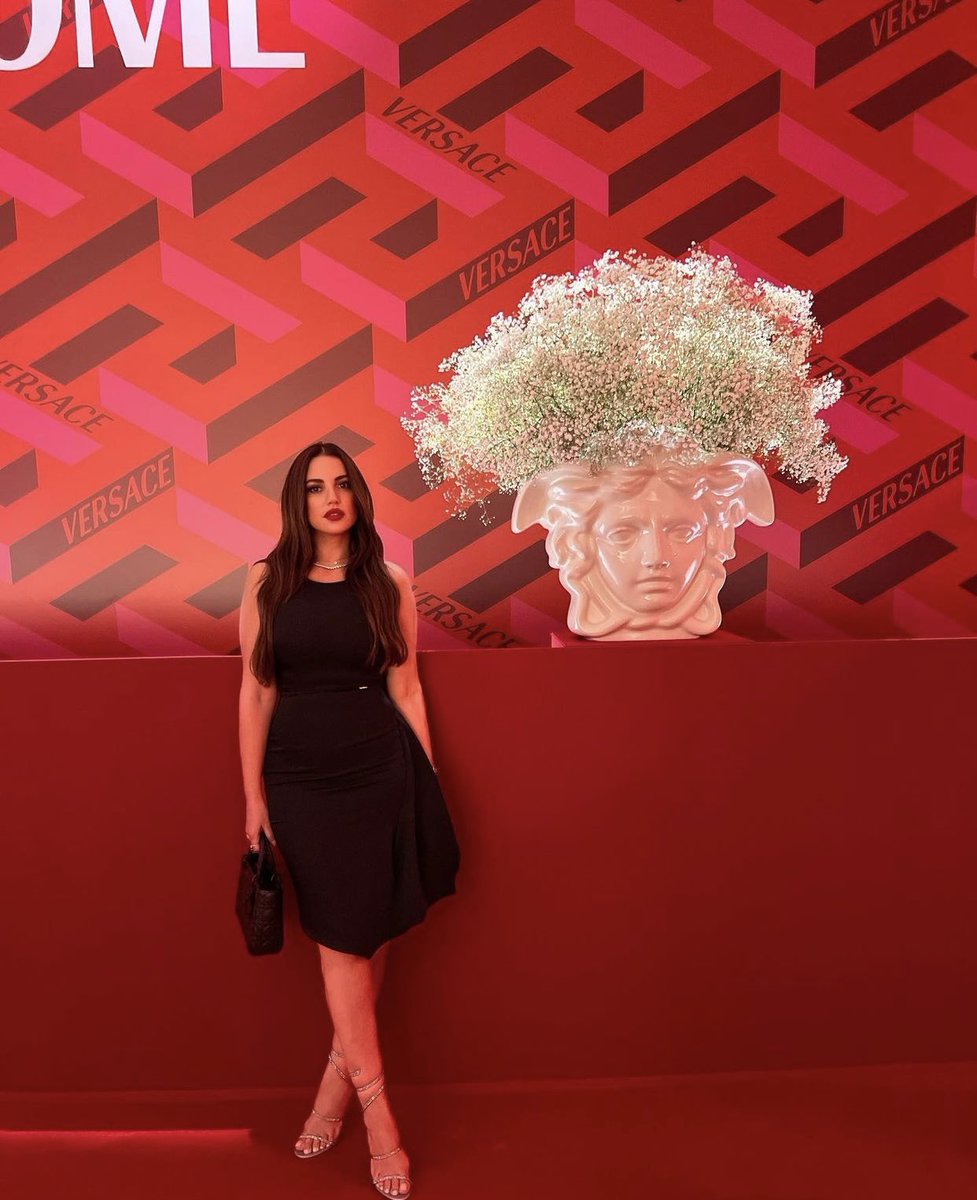 dorra_zarrouk's tweet photo. @Versace #vercasehome
#luxurylivinggroup #milanodesignweek #milano #Dorra
Wearing #cavalliclass and #renecaovilla https://t.co/JLaluRPZsT