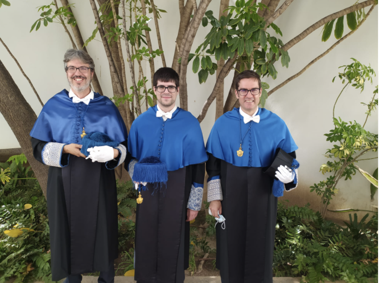 jfrossier's tweet photo. Yesterday was the Ceremony of closing the academic year of @UA_Universidad . This included the official graduation of PhD students,  such as @ROrtizCano .  Here some pictures of Ricardo Ortiz, Juan Carlos Sancho García (co-supervisor) and myself, wearing academic suits. https://t.co/kSTaYY1OHw