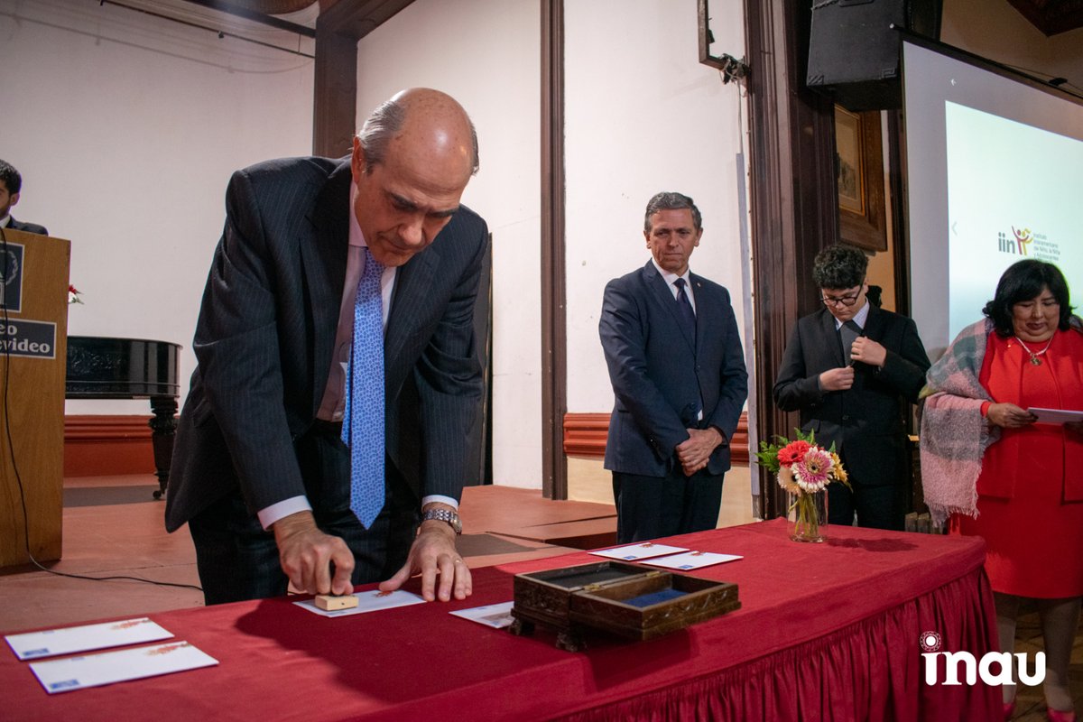 inau_oficial's tweet photo. 🔹 Durante la ceremonia y en reconocimiento a la labor del @IINOEA, el Correo Uruguayo presentó un matasellos personalizado con el logo del Instituto 👇 https://t.co/KZRSSycu8q