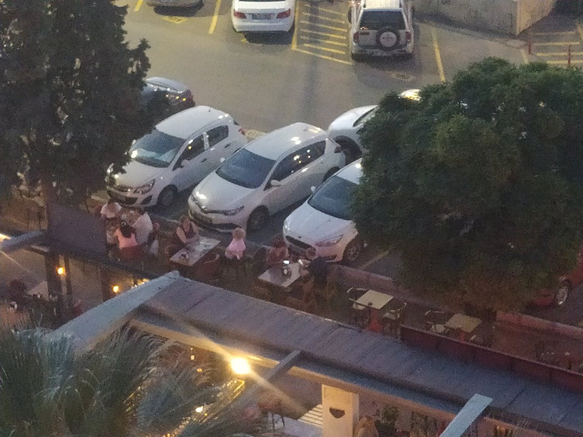 Aynı noktadan 24 saat sonra tekrar fotoğraf atıyorum.Yesil alanlar gene işgal altında zabıtalar ilgileniyor mu diyeceksiniz gene? <a href="/izmirbld/">İzmir Büyükşehir Belediyesi</a>