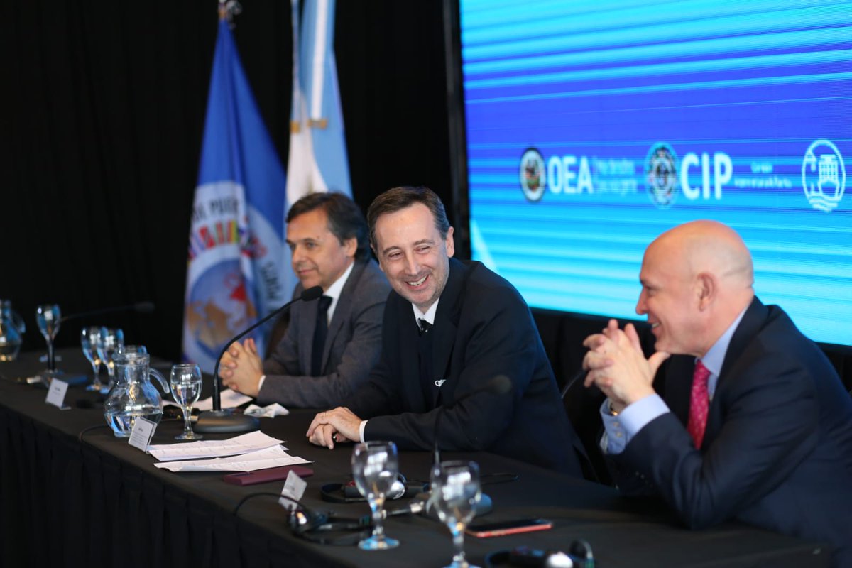 #HidrovíasOEA 🚢 Panel de Cierre

🇦🇷 <a href="/DiegoGiuliano/">Diego Giuliano</a> 
🇦🇷 @JoseBeniOK 
🇵🇦 <a href="/ElviaBustavino/">Elvia Bustavino</a> 
🌎 Jorge Durán
 
👉 youtu.be/4e0mzkJqoW0