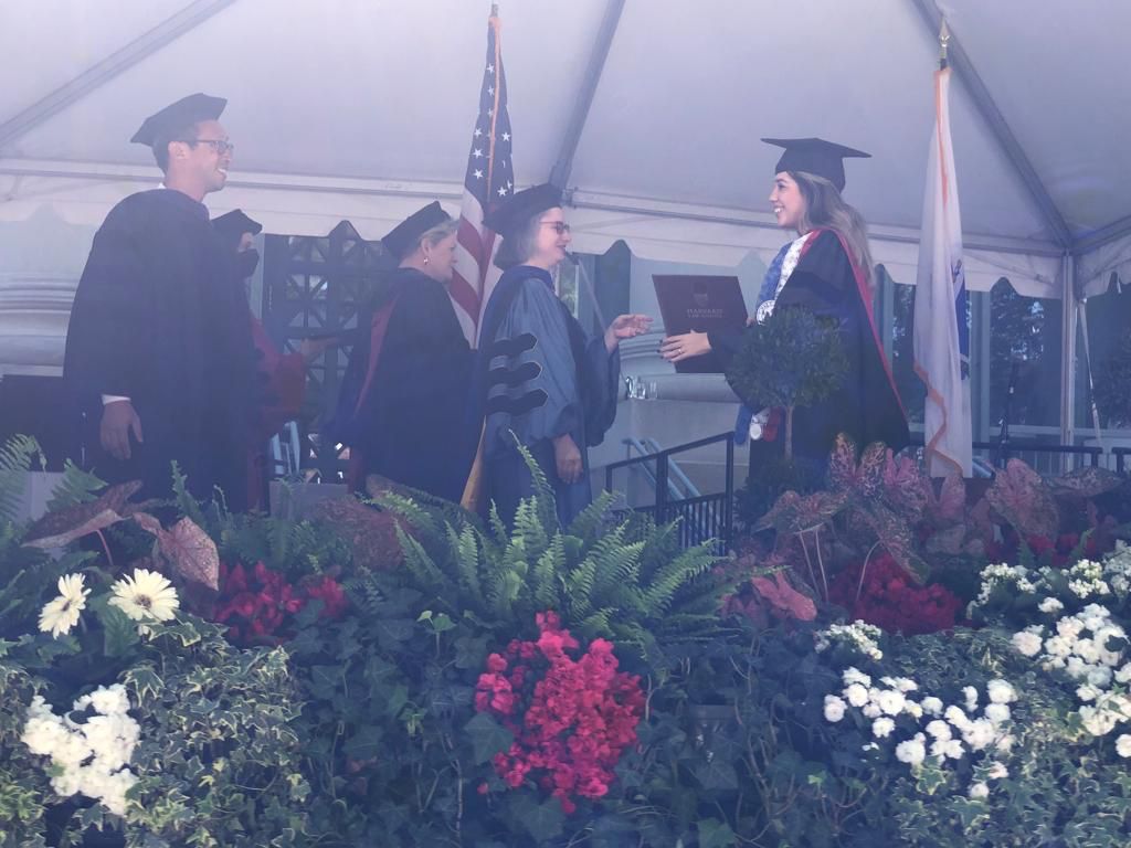 becalpy's tweet photo. 🎓Claudia Figueredo nos compartió su reciente graduación como Master en Derecho de @Harvard_Law, que hizo a través de #BECAL El acto se había postergado por el Covid

Egresó en 2020 y regresó a🇵🇾ese año para aplicar su conocimiento en el área. Ejerce funciones en @PoderJudicialPY https://t.co/W7JoUn9kHf