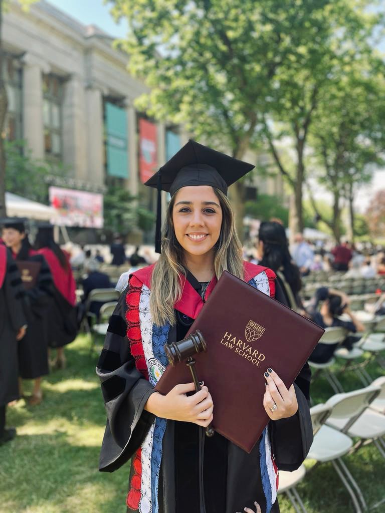 becalpy's tweet photo. 🎓Claudia Figueredo nos compartió su reciente graduación como Master en Derecho de @Harvard_Law, que hizo a través de #BECAL El acto se había postergado por el Covid

Egresó en 2020 y regresó a🇵🇾ese año para aplicar su conocimiento en el área. Ejerce funciones en @PoderJudicialPY https://t.co/W7JoUn9kHf