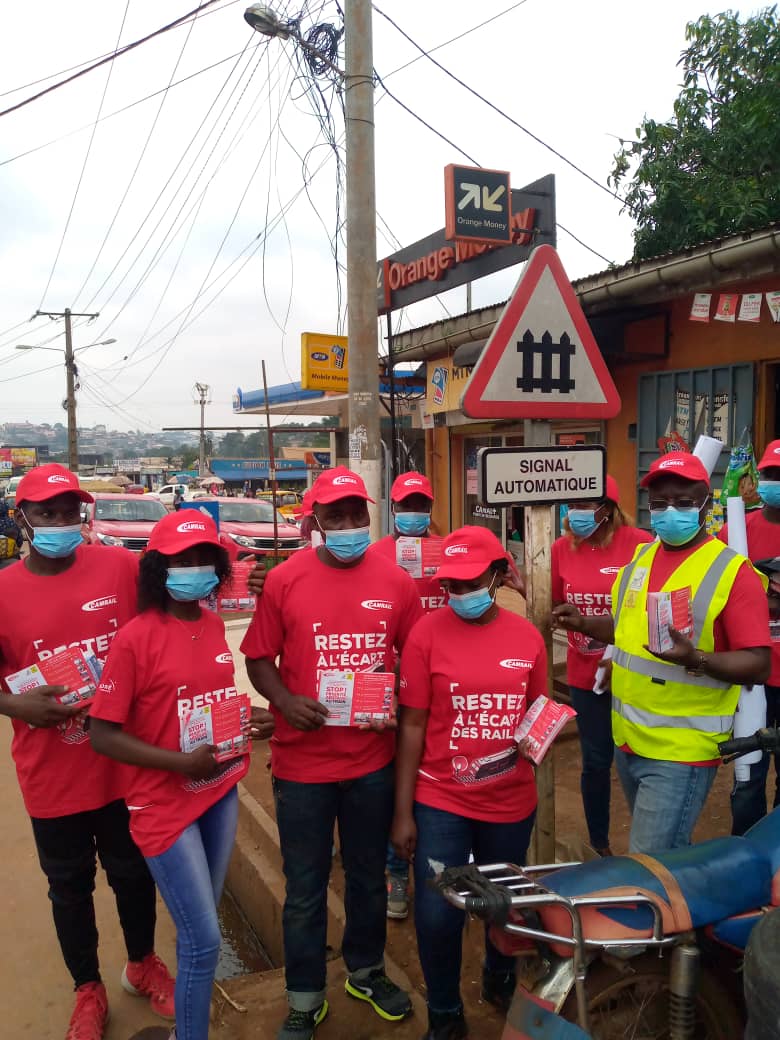 camertrans's tweet photo. Journée mondiale de sensibilisation aux passages à niveau. Le MINT enseigne les consignes de sécurité à la traversée des passages à niveau.
#securitesurlesrails
#camrail
#securoute
#mint237 https://t.co/vLb8EAtKdG