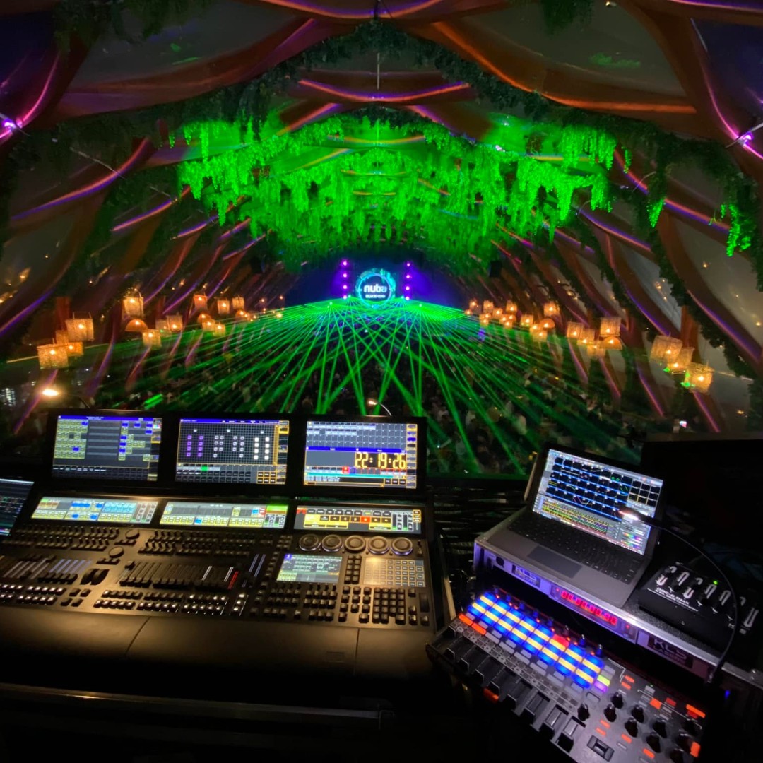 PangolinSystems's tweet image. Enter a whole new #reality with #laserdesigns by kls.lasers (FB) 👽🎆  Light Designer Alex Neacsu created an unreal look for Nube Beach Club attendees by using #PangolinBEYOND and a fleet of lasers with integrated #PangolinFB4.  Who wouldn't want to party here? 🎉💃