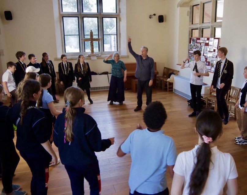 AncientConnect1's tweet photo. A busy #day1 for the #AnimatingSchools project ✍🏻💻

Including:

🇮🇪👉🏴󠁧󠁢󠁷󠁬󠁳󠁿crossing
🤝 The exchange schools meeting up!
🚶‍♀️ A walk to St Nons &amp; tour of the cathedral 
✨ A ‘get to know’ eachother event, thanks to @theatrbydbychan 

Credit: @winding_snake 

#ancientconnections https://t.co/jyNVBA4H8L