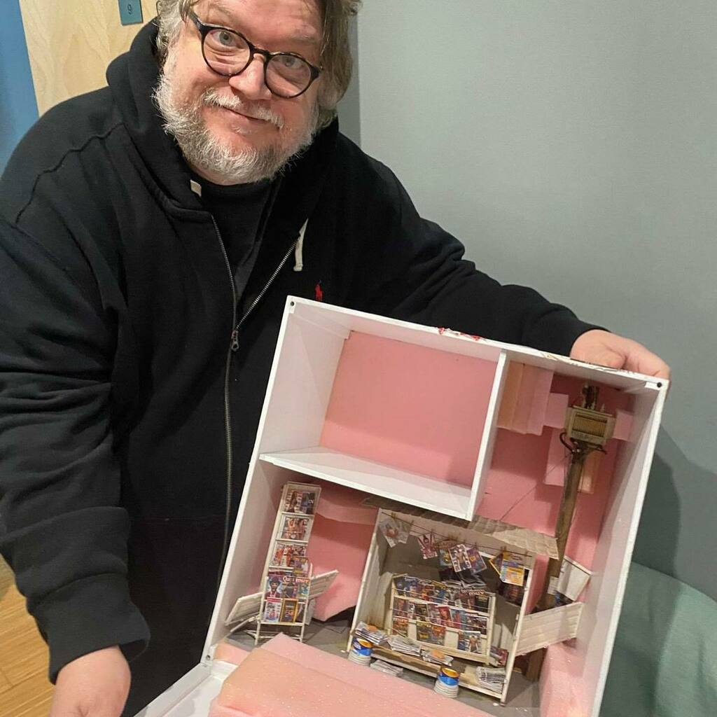 Regalo de cumpleaños para Guillermo del toro
#miniature #guillermodeltoro #miniature #puestodeperiodicos #art instagr.am/p/CemA9QlunG6/