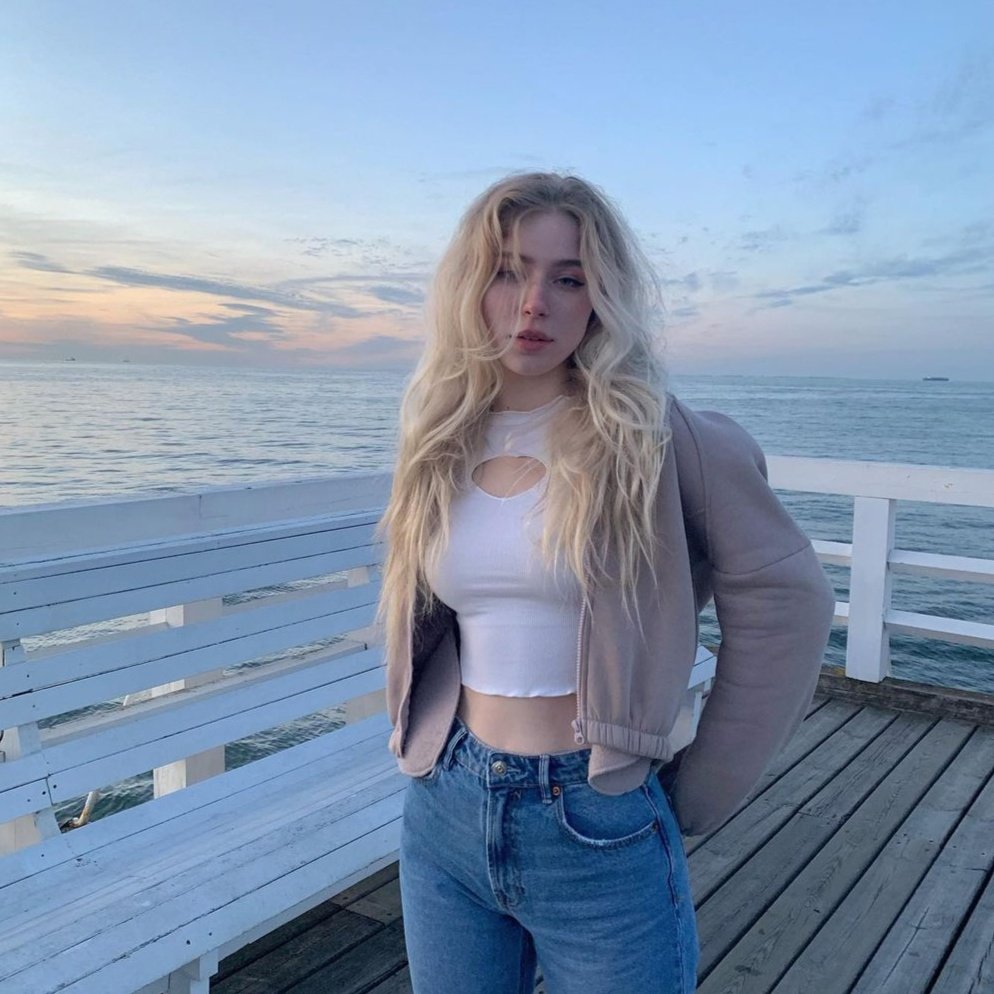 ᅠᅠᅠᅠᅠᅠᅠᅠᅠᅠ ִֶָ
ᅠ she was more like a beauty 
ᅠᅠ  queen from a movie scene  ♡
ᅠᅠᅠᅠᅠᅠᅠᅠᅠᅠᅠᅠᅠᅠᅠᅠ