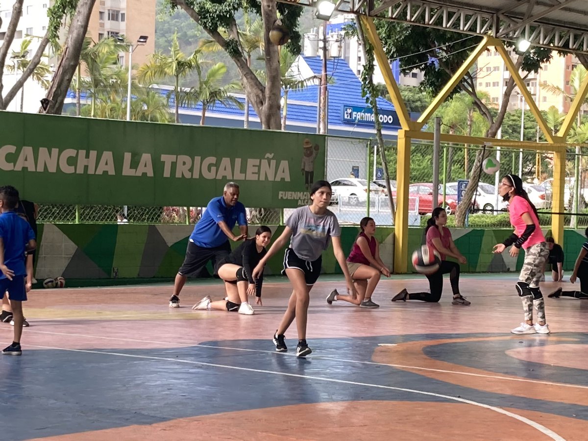 LaTrigalena's tweet photo. Sabias que en las tardes puedes tomar clases de boleyball a en la Cancha de la Trigaleña?  Acércate y pregunta por el Prof. Ildemaro para más información. https://t.co/RvQbV6ggKJ