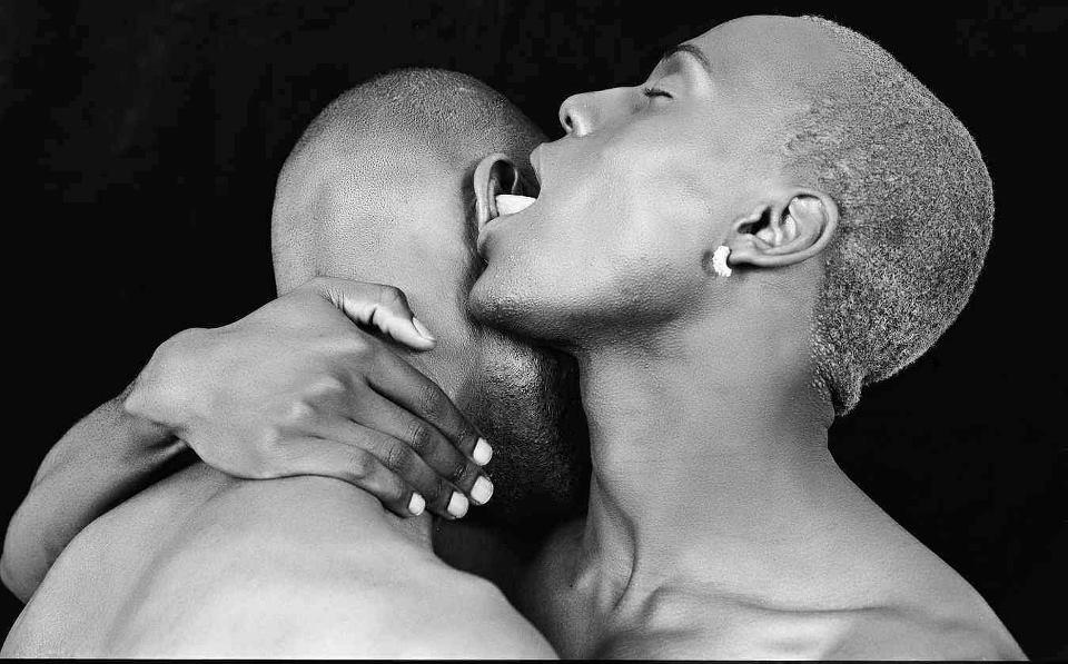 Seguramente que sus fotos os recuerden a ese fotógrafo blanco cuyo nombre empieza por M y acaba por applethorpe pero su principal referente es el fotógrafo nigeriano Rotimi Fani-Kayode, un pionero en el retrato de hombres negros queer. [Portrait, 2012] y [Seyon Amosu, 2020]