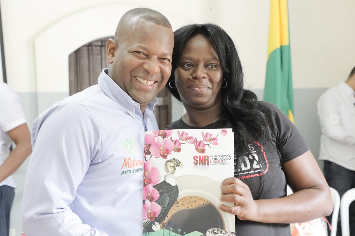 ¡En Suárez estamos rompiendo brechas con nuestra apuesta por la legalización de predios!
Desde la Of. Regional de Tierras, iniciativa de nuestro gobierno, y en articulación con <a href="/USAID_Colombia/">USAID/Colombia</a>, <a href="/Supernotariado/">Supernotariado</a> y la Admon. Municipal, entregamos 103 títulos en su mayoría a mujeres