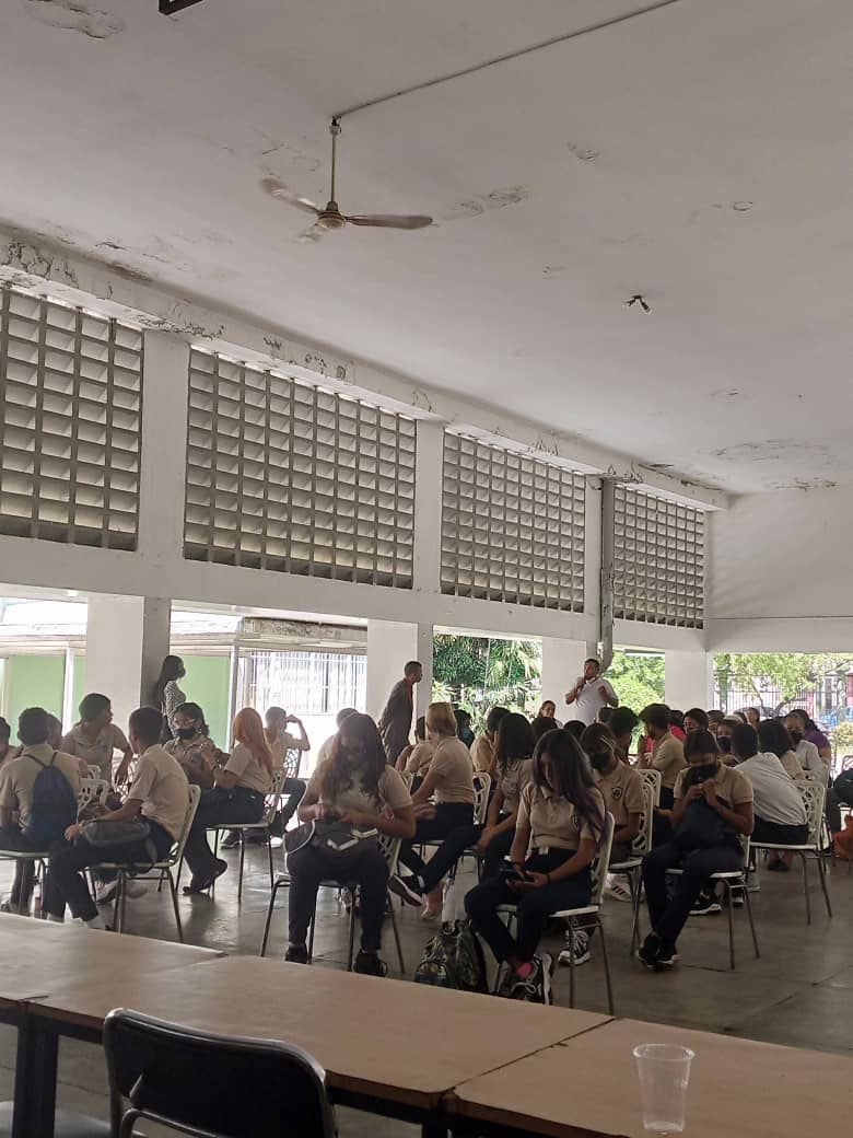 TarekWiliamSaab's tweet photo. #Charla sobre el Acoso Escolar, Comisión por Omisión y Responsabilidad Penal del adolescente a estudiantes del Liceo Agustín Codazzi de Maracay por parte de la Oficina de Atención al Ciudadano y la Unidad de Atención a la Víctima del Ministerio Público @MinpublicoVEN Aragua. https://t.co/0pdOfQ52Je