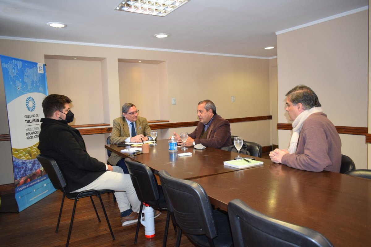 SimonPadros's tweet photo. Hoy junto con @MEstebangalindo recibí al comisionado comunal de La Madrid, Héctor Soria Chanta.
Pusimos a su disposición el programa #Prodecca que permite fortalecer al pequeño productor caprino a través del acceso a genética, pasturas, sanidad e infraestructura intrapredial. https://t.co/5sERUhUkPi