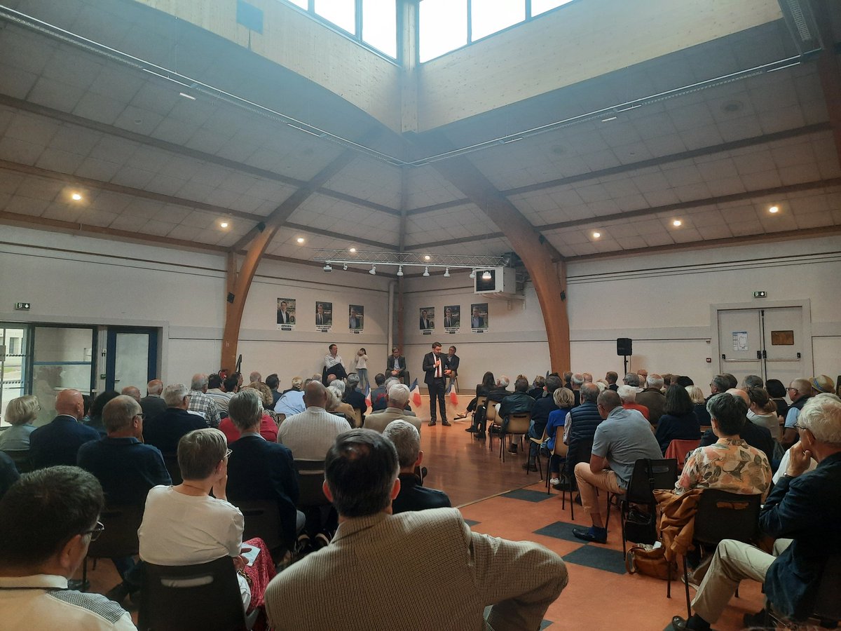 Republicains87's tweet photo. Très belle réunion publique autour de @GG_Guerin et nos candidats aux #legislatives2022 Jean Valière-Vialeix, Jean-Marie Bost  et Gilles Toulza #PourVousDéfendre https://t.co/dWL0P6NGmc