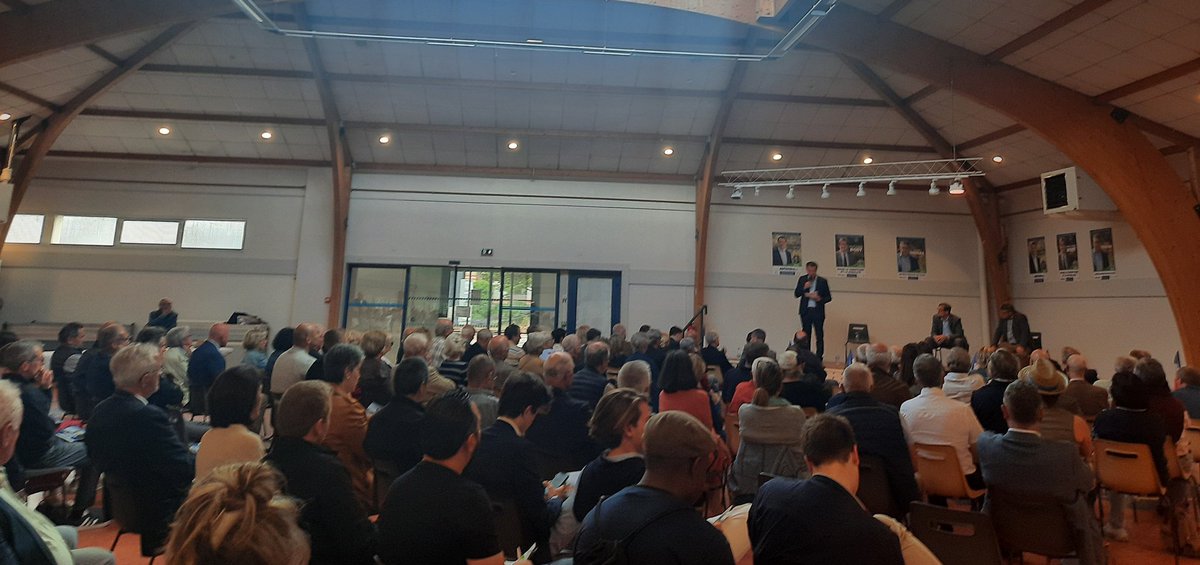 Republicains87's tweet photo. Très belle réunion publique autour de @GG_Guerin et nos candidats aux #legislatives2022 Jean Valière-Vialeix, Jean-Marie Bost  et Gilles Toulza #PourVousDéfendre https://t.co/dWL0P6NGmc