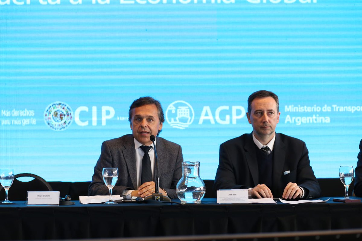 #HidrovíasOEA 🗣️ "Hemos corrido el velo sobre una cuestión que tenía un formato de otro tiempo. Hoy, está siendo gestionada provisoriamente por <a href="/AGPuertos/">AGP</a> con un gran compromiso" Diego Giuliano, secretario de Transporte del <a href="/MindeTransporte/">Ministerio de Transporte</a> 
👉youtu.be/4e0mzkJqoW0