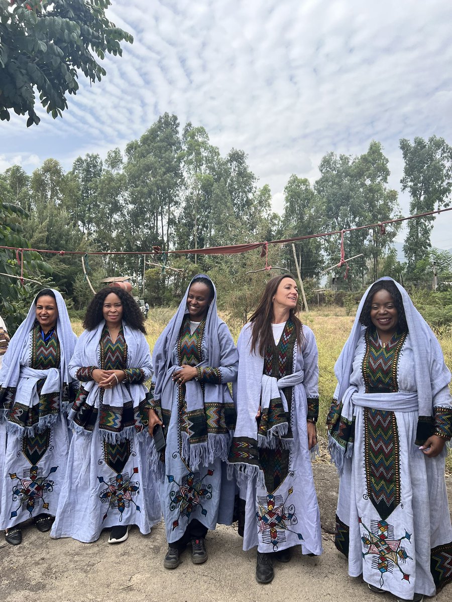 lilian_dodzo's tweet photo. Today my colleagues and I were dressed in these beautiful hand woven #Amhara dresses which Wolo women wear. Even in the middle of crisis, the beauty of #Ethiopia continues to amaze. Beautiful Wolo women of @WorldVisionEARO https://t.co/w6lAAHnbaN