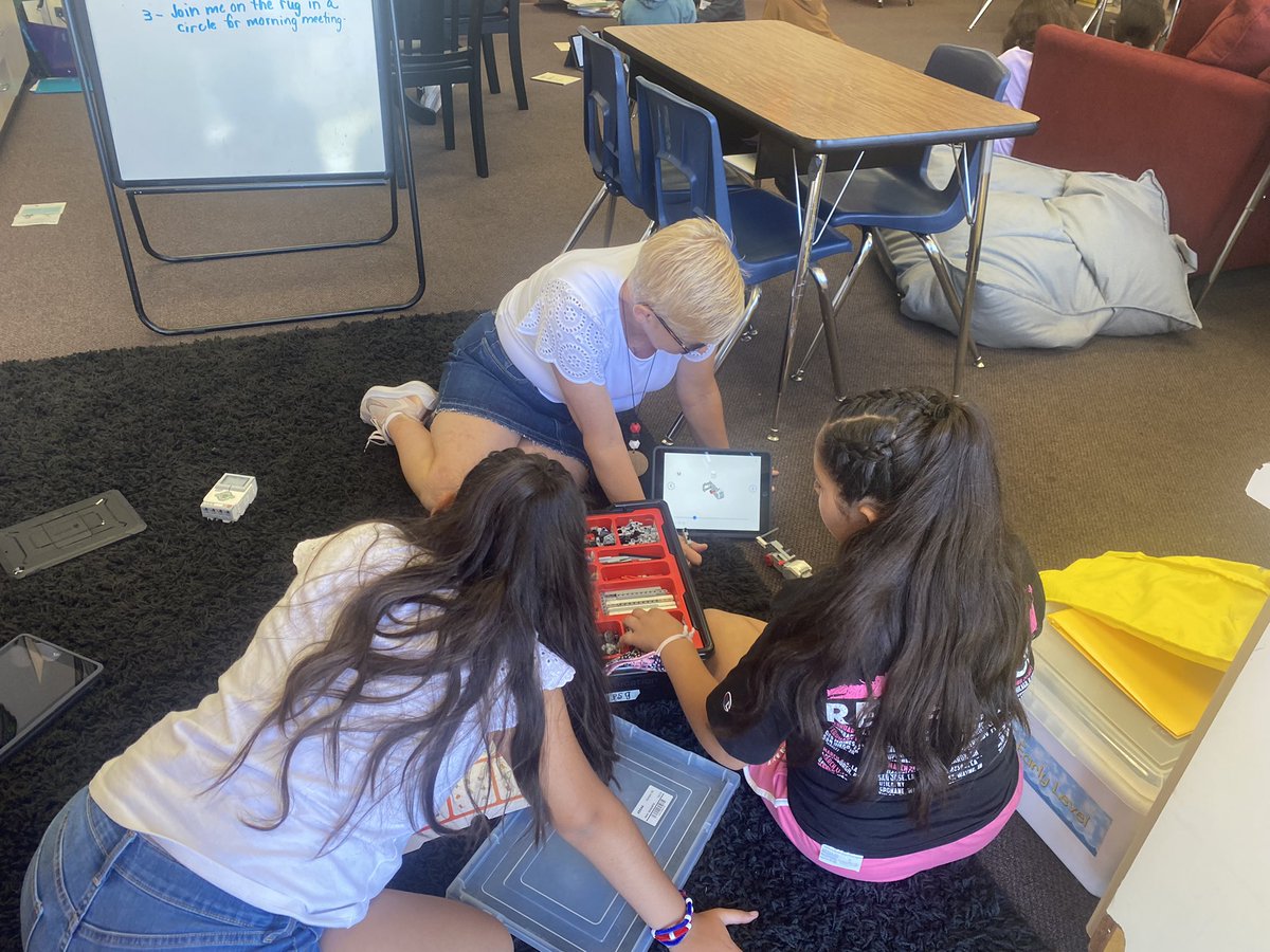 The amazing <a href="/SGoellrich/">Susan Goellrich</a> inspiring innovation <a href="/LasLomasSchool/">Las Lomas</a> Entrepreneur Academy at Summer BRIDGE! 🤖 #lhcsd #carpefuturum