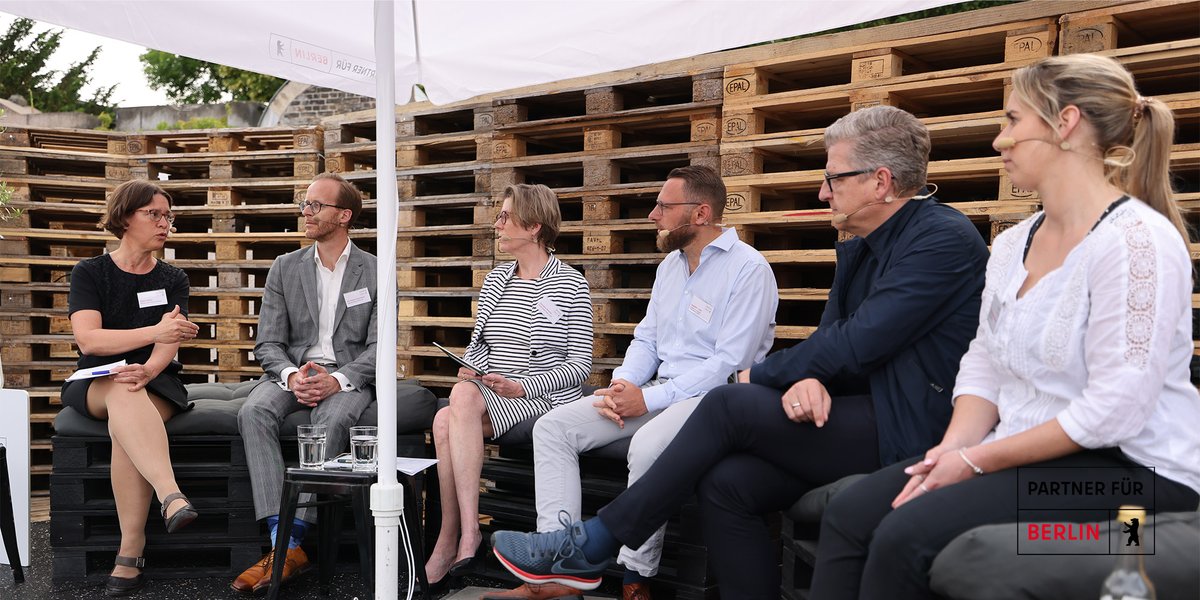 BerlinPartner's tweet photo. Klimaschutzziele, steigende Energiepreise &amp; alternative Lösungen durch erneuerbare Energien: Die Auswirkungen von diesen Faktoren auf unternehmerisches Handeln und das Zusammenspiel von #Nachhaltigkeit und #Digitalisierung wurden beim heutigen Berlin-Partner-Talk thematisiert. https://t.co/6D4oUho0Yk