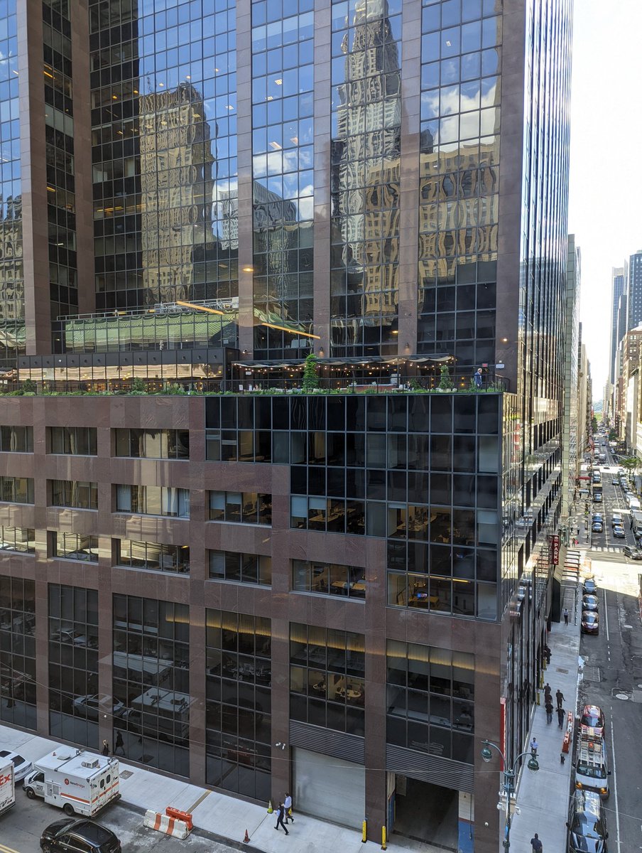 lizcastoro's tweet photo. NYC Twitter help me out - there's this great outdoor space directly across from my office. Looks like a restaurant of sorts but can't locate it on Google, I believe it's at 26 Vanderbilt Ave. Is it some posh office with its own outdoor dining area? https://t.co/4aWZjNQ9KK