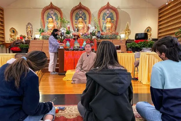 This spring, an innovative new course at @phillipsacademy in Andover, MA taught high schoolers about the diversity of Buddhism in the US, but outside the classroom. Learn more about the course, co-taught by @chenxing_han and @andyhousiaux, here! tricy.cl/3O0Un0U