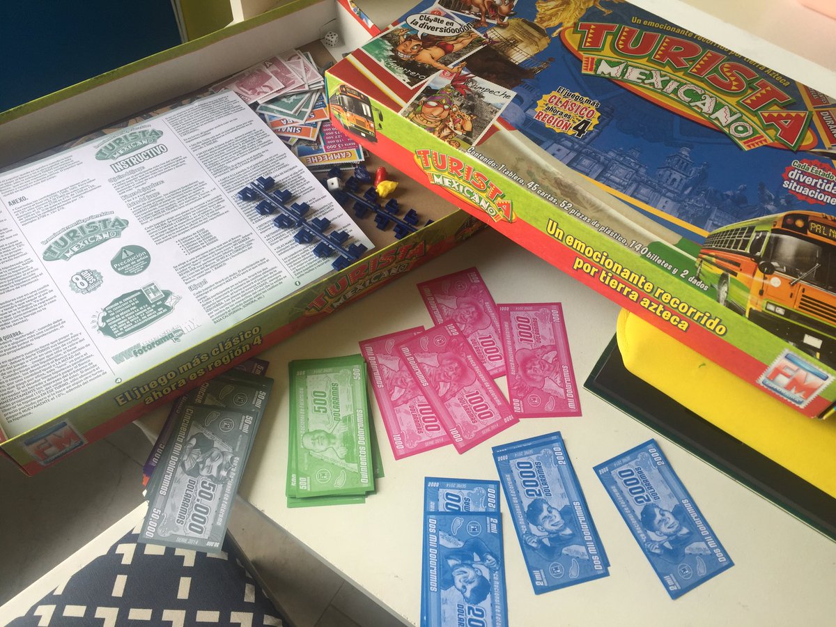 carla_sma's tweet photo. Le acabo de regalar este juego a mi hijo y viene incompleto! Tiene muy poquitos billetes, no alcanzan ni para repartir a los jugadores. 😡@FotoramaMx https://t.co/PiMf3raXf7