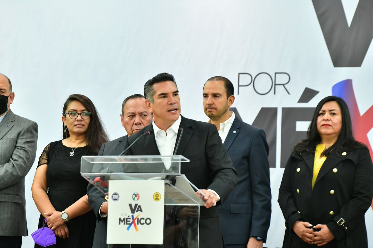 PRI_Nacional's tweet photo. Los partidos que conformamos la coalición #VaPorMéxico firmamos la #MoratoriaConstitucional, para no aprobar ninguna iniciativa de reforma constitucional planteada por Morena y sus aliados, y así proteger a nuestro país del autoritarismo. https://t.co/qfrnoHYXhf