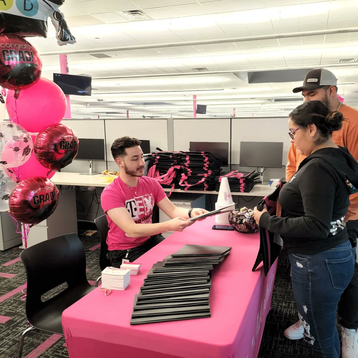 team505menaul's tweet image. Getting our learn on at College Fair! @TMobile  provides full tuition benefits in partnership with nine colleges, allowing employees to maximize their career growth!

#magentaporvida