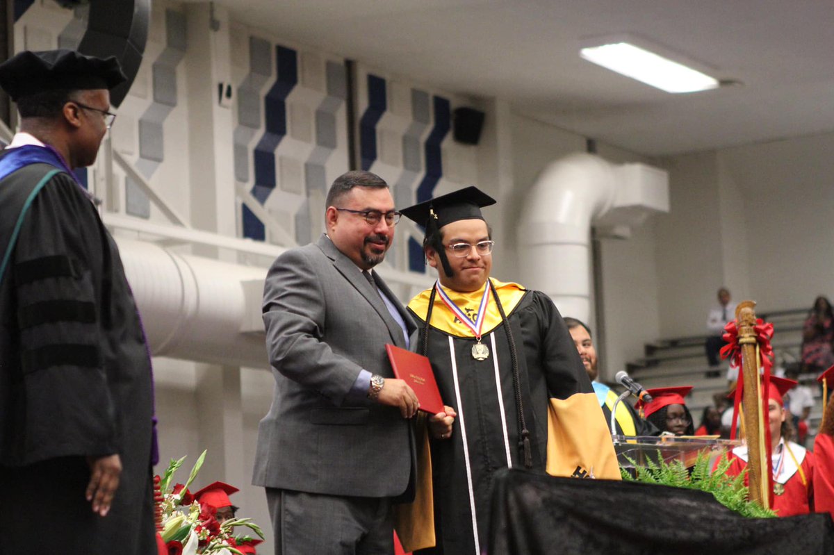 StaffordMSD's tweet image. We know family matters to the @SMSDHigh #Classof2022! Check out these sweet moments from graduation

🎓#SMSDAlumni Trustee Dawn &amp;amp; son Lance Reichling 
🎓City Council Member Xavier &amp;amp; son Adrian Herrera
🎓Previous Trustee Alicia with daughter Lacy Castille