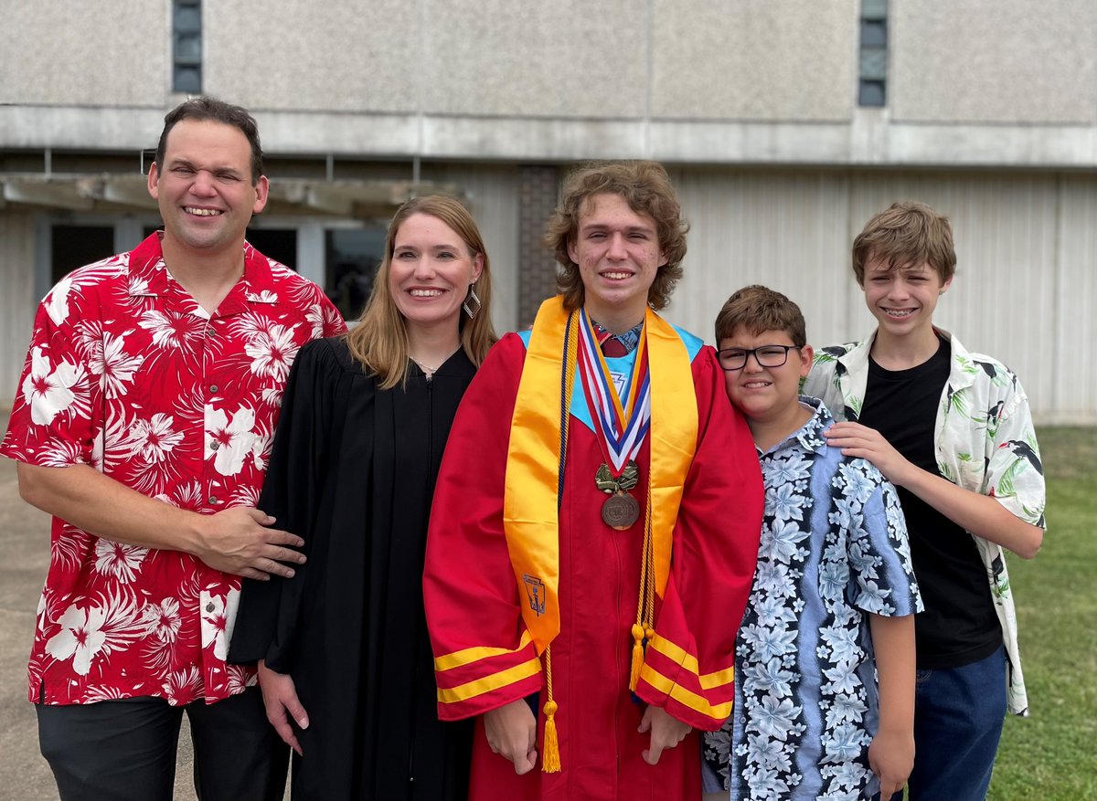 StaffordMSD's tweet image. We know family matters to the @SMSDHigh #Classof2022! Check out these sweet moments from graduation

🎓#SMSDAlumni Trustee Dawn &amp;amp; son Lance Reichling 
🎓City Council Member Xavier &amp;amp; son Adrian Herrera
🎓Previous Trustee Alicia with daughter Lacy Castille