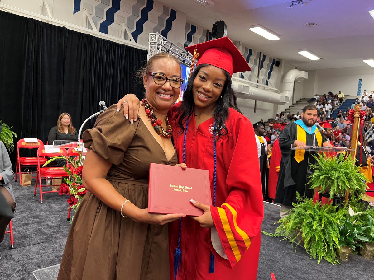StaffordMSD's tweet image. We know family matters to the @SMSDHigh #Classof2022! Check out these sweet moments from graduation

🎓#SMSDAlumni Trustee Dawn &amp;amp; son Lance Reichling 
🎓City Council Member Xavier &amp;amp; son Adrian Herrera
🎓Previous Trustee Alicia with daughter Lacy Castille