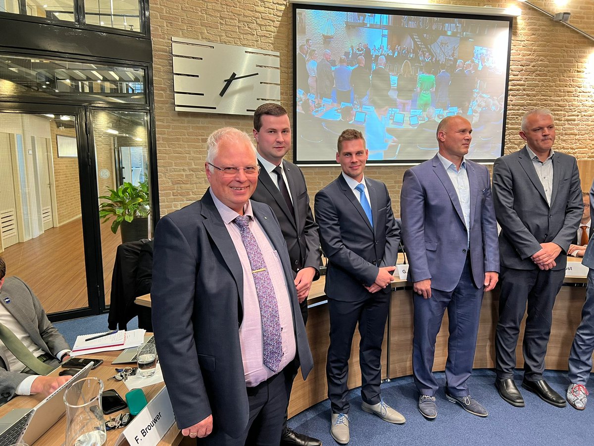 Ons team is rond. Naast de reeds beëdigde raadsleden Jan Koffeman, Frans Lucas Brouwer en Louw Gnodde zijn als commissieleden vandaag geïnstalleerd Wouter Kaptijn, Lub Kramer en Andries de Boer.
Gods onmisbare zegen en dat we samen het beste mogen zoeken voor onze gemeente.