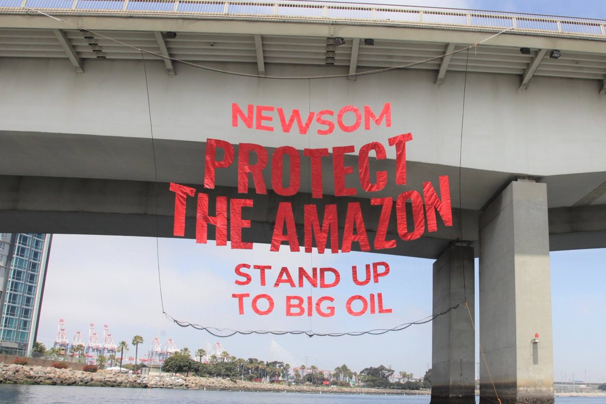 amazonwatch's tweet photo. 🚨🚨🚨BREAKING: Activists from @amazonwatch &amp; @standearth have dropped massive banners in LA during #SummitOfTheAmericas to demand @GavinNewsom &amp; @LassoGuillermo take action to end Amazon oil expansion. #StopAmazonOil #LinkedFates

Act now: https://t.co/kunSBoerDZ https://t.co/pGjA49k21T