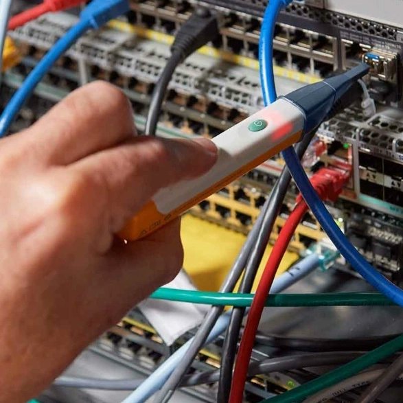 Fluke_Mark1's tweet image. One of those &quot;I didn&apos;t know you had those!&quot; moments from @FlukeCorp - the FiberLert. Very quickly check for polarity, activity and connectivity on #fiberopticcable. An essential part of the #networkengineer toolkit, without reaching for more complex #testinstruments. #DataCenter