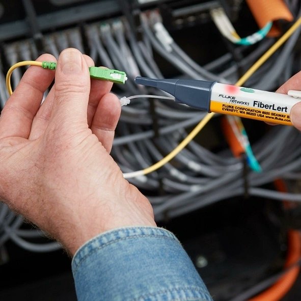 Fluke_Mark1's tweet image. One of those &quot;I didn&apos;t know you had those!&quot; moments from @FlukeCorp - the FiberLert. Very quickly check for polarity, activity and connectivity on #fiberopticcable. An essential part of the #networkengineer toolkit, without reaching for more complex #testinstruments. #DataCenter