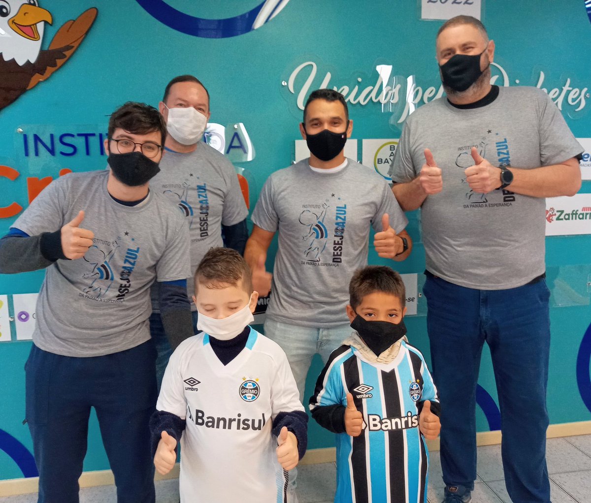 DesejoAzul's tweet photo. @roliveiraAOVIVO @lucianoperico @Passarinho95 e @HammesCarlitos foram os voluntários que hoje no Instituto da Criança com Diabetes entregaram as camisetas oficiais do @gremio para os tricolores Peter e Miguel. https://t.co/FFcVP8nQDd
