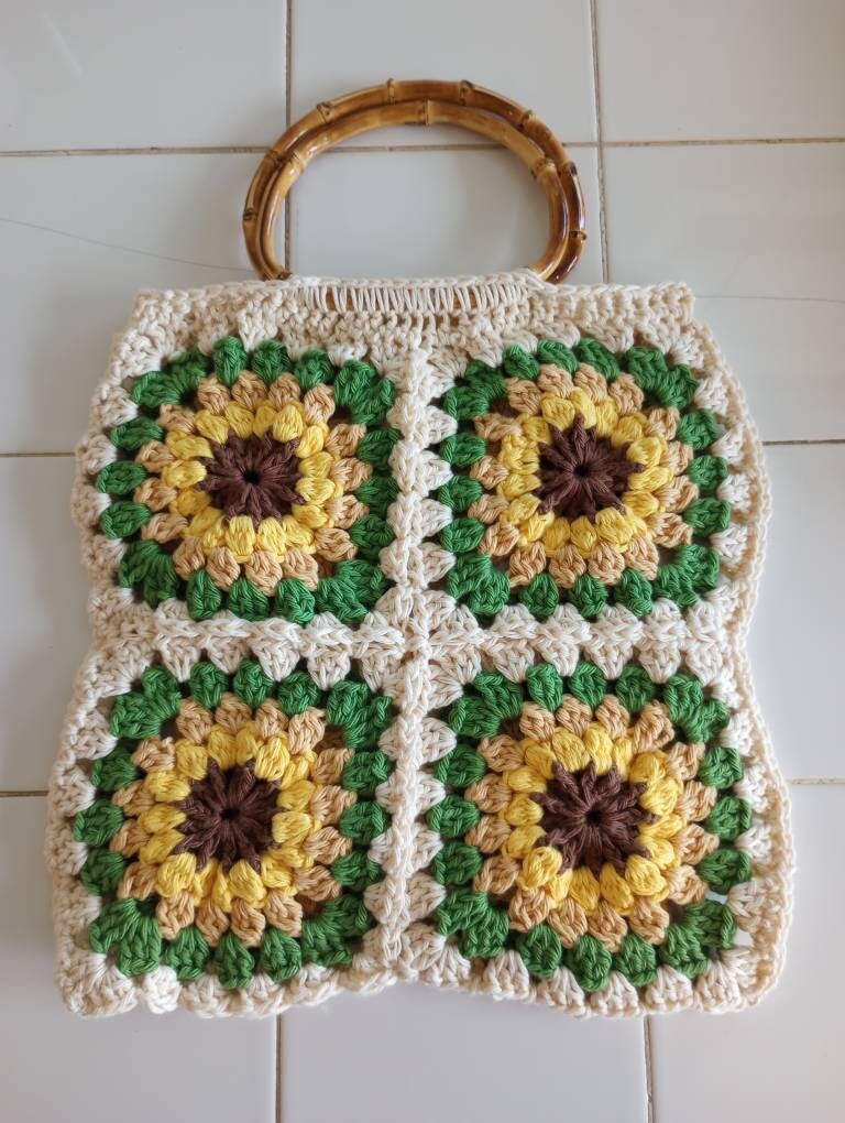 coldstreamcraft's tweet photo. #Sunflower #GrannySquare Bag, Handmade Floral Purse, #Crochet Tote Bag, Summer Boho Bag, Gift for Daughter, Gift For Teen, Tween gift  #Etsy #cbus #germanvillage #ShopLocal #EtsyFinds #614 #Crochetlovers #Handmade https://t.co/vFFvl2fMaZ https://t.co/GYmWFUH7o3