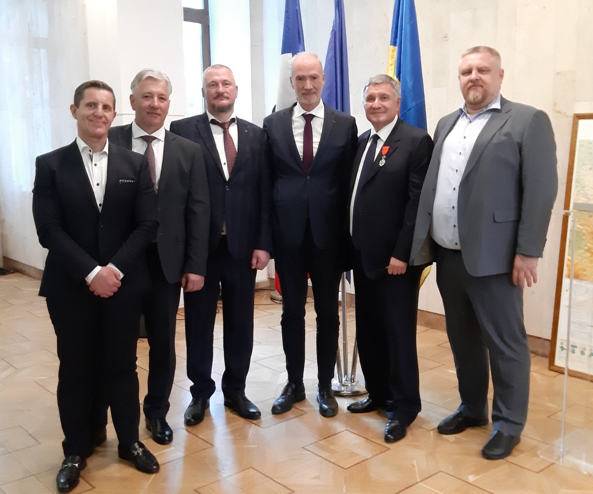 EdePoncins's tweet photo. Heureux d'avoir remis l'ordre de la Légion d'honneur #LH à l'ancien Ministre de l'intérieur A. Avakov un patriote ukrainien 🇺🇦 et un ami de la France. A. Avakov fut, avec le Ministre @BrunoLeMaire, un coprésident remarquable de la Commission economique mixte 🇫🇷🇺🇦. Amitié 🇺🇦🇫🇷 https://t.co/FaiTcPhGk1