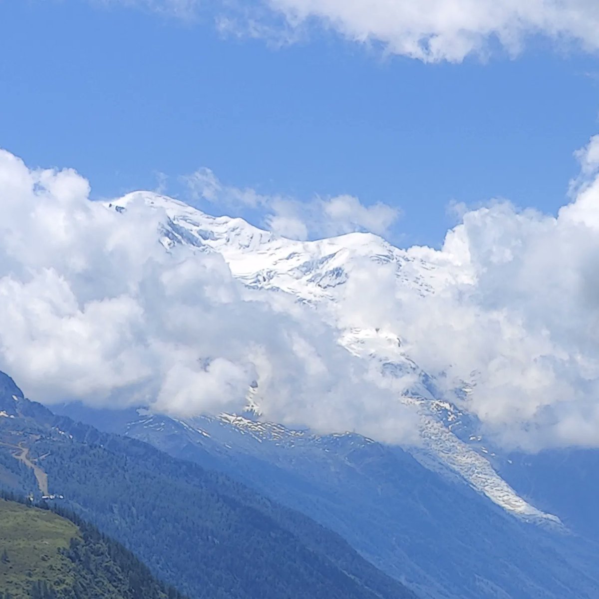 SLCDT25's tweet photo. Le Mont Blanc ! Magique et magnifique endroit ! Des envie nous trotte en tête 😇🤔😁

#Montblanc #Chamonix #rando #randonnée #massif #france #trek #trekking #decathlon https://t.co/gbb5Ymi9yR