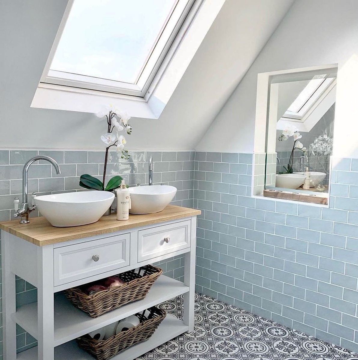 What a pretty pop of color! The blue tiles in this bathroom are stunning 😍
.
.
.
.
#modernhome #interiorinspiration #interiorgoals #marble 
Media Source: instagram.com/p/CdDNDgZKObC/