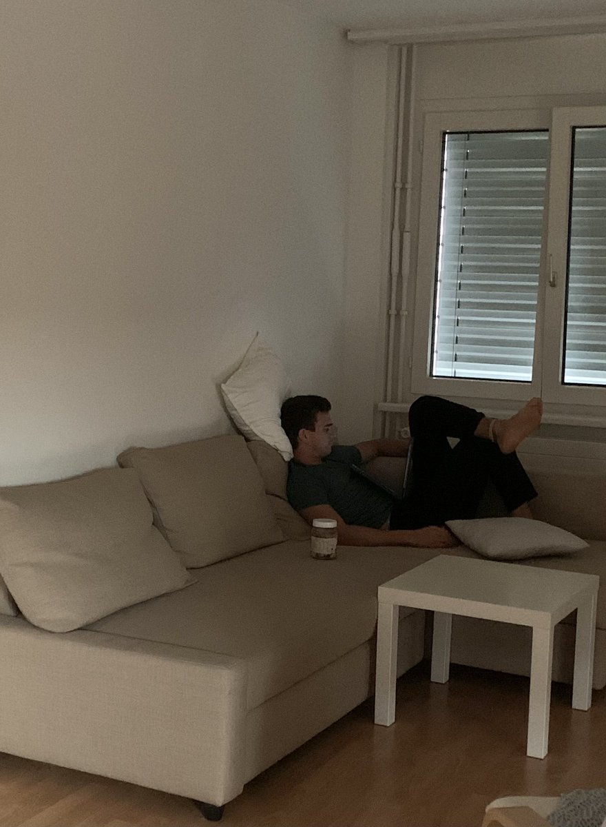 GeriTerzoni's tweet photo. -“Voy por la tercer peli”

(Pote de Nutella al lado..) https://t.co/bHMpnJq8en