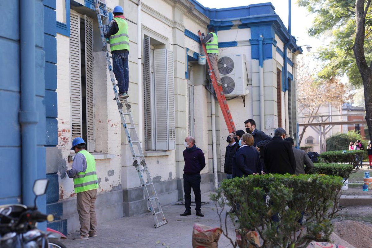 jplichtmajer's tweet photo. Recorrimos las instalaciones de nuestra Secretaría de Educación para supervisar el progreso en obras que se realizan para revalorizar el emblemático edificio, Patrimonio Histórico Provincial, y que permitirán modernizar y agilizar el trabajo del personal administrativo. https://t.co/I3GxVrC60A